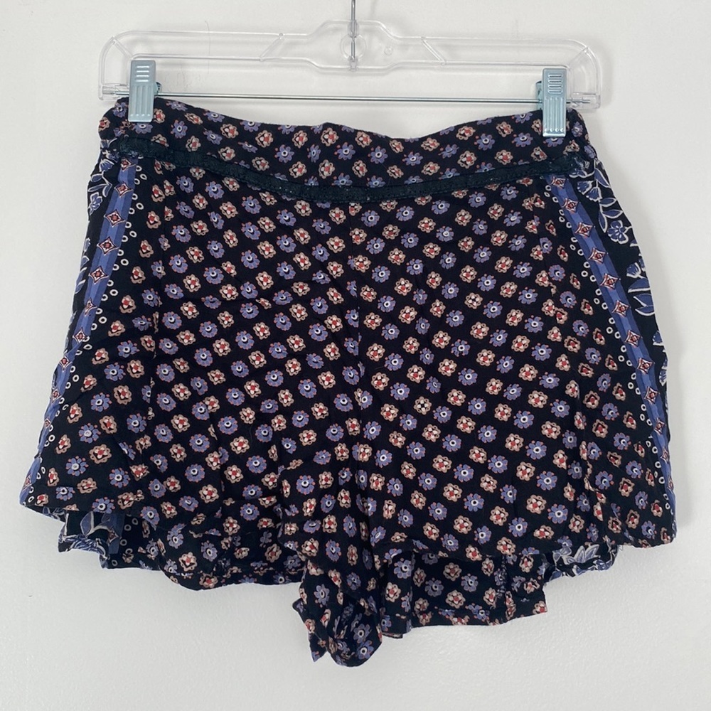 Nordstrom “Angie” Flowy black shorts with floral design size Medium
